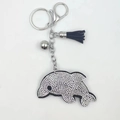 Porte-clés dauphin avec strass blancs étincelants, pompon noir et fermoir argenté - Blanc