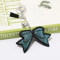 Portachiavi con fiocco di strass, nappe nere e campanellino su catena di metallo argento - Base Nera Blu Lago