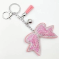 Dettaglio portachiavi con fiocco di strass rosa, nappa in pelle e chiusura argento - Rosa