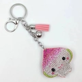 Dettaglio di portachiavi a forma di pesca con strass rosa e nappa in pelle elegante - Pesca