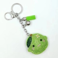 Dettaglio di portachiavi a limone verde con strass, nappa e campanellino in argento - Lime