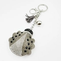 Dettaglio portachiavi coccinella con strass, nappa grigia e chiusura a moschettone in argento - Grigio