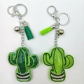 Porte-clés cactus étincelants avec strass et pompons verts sur fond blanc minimaliste - Autres Couleurs Personnalisables