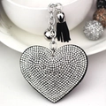 Llavero de corazón con cristales blancos, cascabel plateado y pompón de cuero negro - Plata + Base Negra Rhinestone Blanco