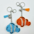 Porte-clés poisson-clown en cristaux bleus et oranges avec breloques à pompons - Autres Couleurs Personnalisables
