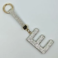 Detailansicht eines funkelnden Strass-Buchstaben E Schlüsselanhängers mit weißem Band - Stil E