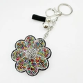 Détails du porte-clés tournesol avec strass colorés et un gland noir sur fond blanc neutre - Fleur Multicolore