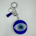 Dettaglio del portachiavi Occhio del Male con strass blu e nappina in seta morbida - Stile Occhio a Ruota
