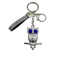 Détail du porte-clés hibou avec yeux en pierres bleues et lanière en strass noirs - Hibou / chouette