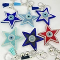 Porte-clés étoile œil porte-bonheur avec strass et pompons colorés en six couleurs vives - Couleur personnalisable