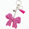 Portachiavi con fiocco di strass rosa con nappa e campanellino su sfondo bianco - Rosa e Rosa Rosso