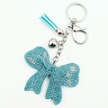 Dettaglio portachiavi a fiocco azzurro con strass, nappa in pelle e campanellino argento - Blu Lago