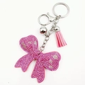 Dettaglio portachiavi a fiocco con strass rosa, chiusura argento e nappa in pelle - Rosa