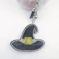 Vue détaillée d'un porte-clés chapeau de sorcière Halloween avec strass et pompon noir - Noir