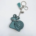 Funkelnder himmelblauer Strass-Schnecken-Schlüsselanhänger mit Quaste und Glöckchen - Seeblau