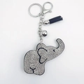 Porte-clés éléphant avec cristaux argentés, pompon bleu et clochette sur fond blanc pur - Blanc