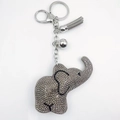 Dettaglio portachiavi elefante con strass lucidi, nappa grigia e campanellino d'argento - Grigio