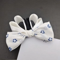 Elegante pinza para el pelo de satén blanco con flores azules y perlas artificiales - Beige
