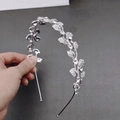 Dettaglio del cerchietto a foglia argento con strass incastonati e finitura in metallo - Argento