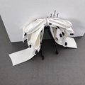 Elegante bananenclip met grote gelaagde strik en strass versiering in de kleur crème - Wit