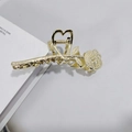 Pinza para el cabello de rosa en metal dorado con perlas y mango de corazón elegante - Flor de Rosa Perla