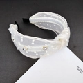 Gros plan détaillé du serre-tête en tulle blanc orné de strass et de pois délicats - Blanc