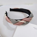 Detalle de diadema tejida a cuadros con tweed rosa y adornos de perlas artificiales - Rojo Ladrillo