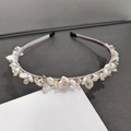 Elegante diadema floral con perlas blancas y diamantes de imitación para mujer - Gris