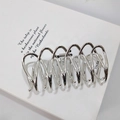 Pinza para el pelo de metal plateado pulido con diseño ondulado en tarjeta blanca - Blanco K/Plata