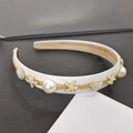 Elegante diadema de estilo francés en satén blanco con perlas y dijes dorados - Blanco Roto