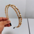 Dettaglio di un cerchietto a doppia fila dorato con cristalli scintillanti e perle - Champagne