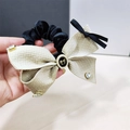 Elegante coletero de estilo francés con lazo negro, detalles de cristal y colgante dorado - Caqui