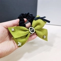 Coletero elegante de tela verde con lazo de perlas y cinta de terciopelo para mujeres - Verde oliva