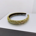 Detail van olijfgroene tweed haarband met gouden metalen tag en zachte binnenvoering - Olijfgroen