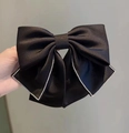 Dettaglio di un grande fiocco in raso nero per capelli con bordi di strass lucidi - Stile in Satin con Strass (Nero)