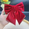 Dettaglio del fermaglio per capelli con fiocco di velluto rosso, strass e trama a coste - Stile con Bordo di Strass Piccoli (Rosso Vino)