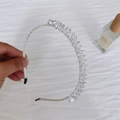Dettaglio del cerchietto elegante con cristalli a foglia e perline trasparenti lucide - Bianco