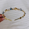 Cerchietto dorato elegante con perle bianche, strass blu e motivi di conchiglie marine - Conchiglia