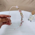 Detail van de bloemenhaarband met harsbloemen, parels en kristallen kralen - Roze