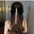 Detailansicht einer Samt-Schleifen-Haarspange mit funkelnden langen Diamant-Quasten - Schwarz
