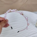 Détail de perles de cristal rose et de perles sur un serre-tête artisanal avec strass - Rose