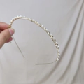 Elegante cerchietto in metallo dorato con perle bianche e decorazioni di stelle e lune - Oro