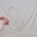 Dettaglio del cerchietto a doppio strato in oro rosa con cuore di cristallo e strass - Cuore / Oro rosa