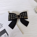Dettaglio di un fiocco per capelli in tweed e raso nero con scritta Smile dorata - Tweed Nero