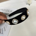 Détail du serre-tête en velours avec perles et strass tenu sur fond de style de vie - Grande Perle Française Velours Noir (5#)