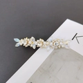 Dettaglio del fermaglio dorato per capelli con cristalli scintillanti e perle bianche - Stile Cristallo Bianco