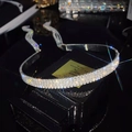 Gros plan d'un serre-tête à trois rangées de strass sur une boîte cadeau noire - Style Gland à Quatre Rangs