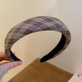 Detail of a thick padded headband with brown houndstooth fabric and non-slip lining - 2# Coffee Checkered