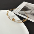 Detalle de diadema floral dorada de doble capa con incrustaciones de circón y diamantes - Estilo Flor de Oro