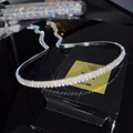 Détail du serre-tête argenté orné de trois rangées de strass brillants sur métal fin - Style Gland à Deux Rangs